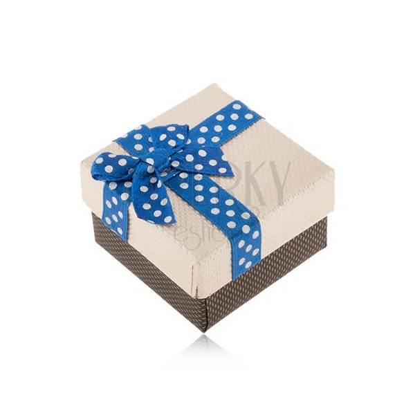 Béžovo-hnědá krabička na prsten, modrá stuha s bílými puntíky