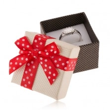 Béžovo-hnědá krabička na prsten, červená stuha s bílými puntíky