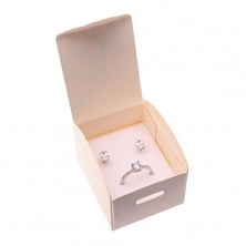 Bílá papírová krabička na prsten, ornament ve tvaru zatočených listů