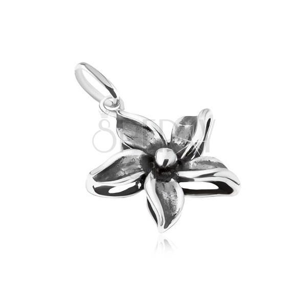 Ozdobně patinovaný přívěsek ve tvaru květu, stříbro 925