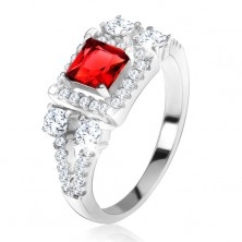 Prsten ze stříbra 925, červený čtvercový kámen, zirkonové "V"