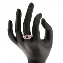 Prsten ze stříbra 925, červený čtvercový kámen, zirkonové "V"