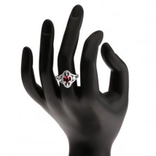 Stříbrný 925 prsten, zrníčkovitý červený kámen, vyřezávaná zirkonová ramena