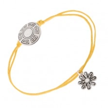 Žlutý šňůrkový náramek, známka s řeckým klíčem, květ