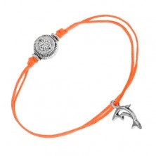 Oranžový šňůrkový náramek na ruku, obrys delfína a rýhovaná kulička