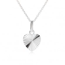 Souměrné srdce s paprskovitými zářezy na řetízku - náhrdelník ze stříbra 925