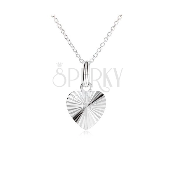 Souměrné srdce s paprskovitými zářezy na řetízku - náhrdelník ze stříbra 925