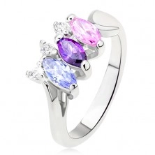 Lesklý prsten stříbrné barvy s barevnými kamínky uspořádanými vedle sebe