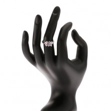 Lesklý prsten stříbrné barvy s barevnými kamínky uspořádanými vedle sebe