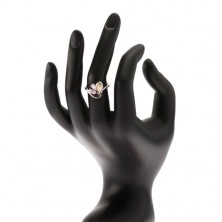 Prsten stříbrné barvy se zvlněným ramenem a zirkony zrníčkového tvaru