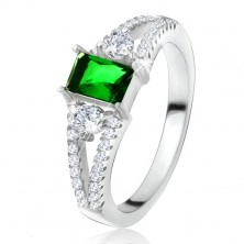 Prsten - obdélníkový zelený kámen, rozvětvená ramena, čiré zirkony, stříbro 925