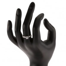 Stříbrný 925 prsten, vystouplý kotlík s čirým zirkonem, ozdobná ramena
