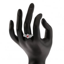 Prsten ze stříbra 925, červený zrníčkovitý kámen, tři zirkonové linie