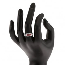 Stříbrný 925 prsten, tři rubínové kamínky, zirkonové proužky