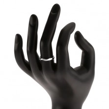 Prsten ze stříbra 925, zvlněná ozdobná část, čiré zirkony, výřez ve tvaru srdíčka
