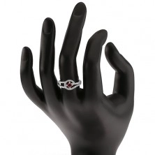 Prsten s červeným kulatým kamenem, drobné čiré zirkony, stříbro 925
