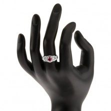 Stříbrný 925 prsten, oválný červený zirkon s čirým lemem, ozdobné linie