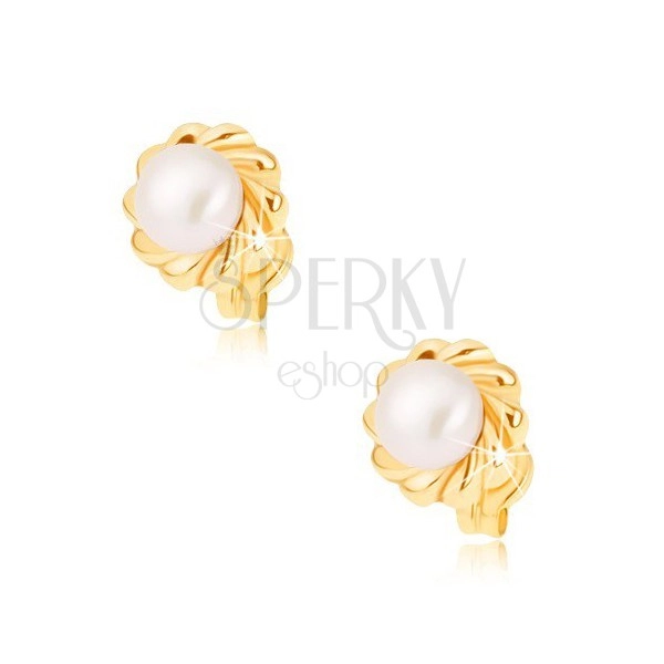 Zlaté náušnice 375 - blyštivý vícelistý kvítek s bílou perlou