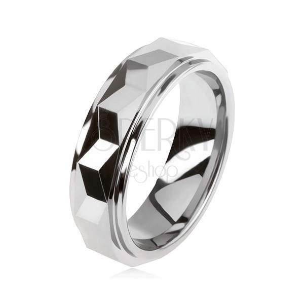 Wolframový prsten stříbrné barvy, geometricky broušený vyvýšený pás
