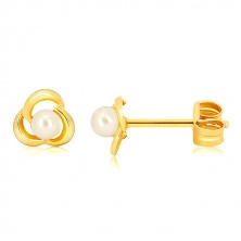 Náušnice ze žlutého 9K zlata - vyřezávaný kvítek, bílá perla