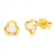 Náušnice ze žlutého 9K zlata - vyřezávaný kvítek, bílá perla