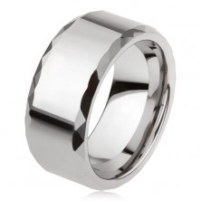 Wolframový prsten stříbrné barvy, geometricky broušené okraje, hladký povrch
