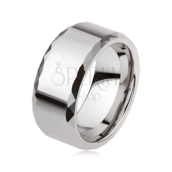 Wolframový prsten stříbrné barvy, geometricky broušené okraje, hladký povrch