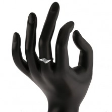 Stříbrný zásnubní prsten 925, čtverec ze zirkonů mezi rameny