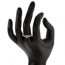 Stříbrný prsten 925, kulatý čirý kamínek, ramena zdobená zirkony