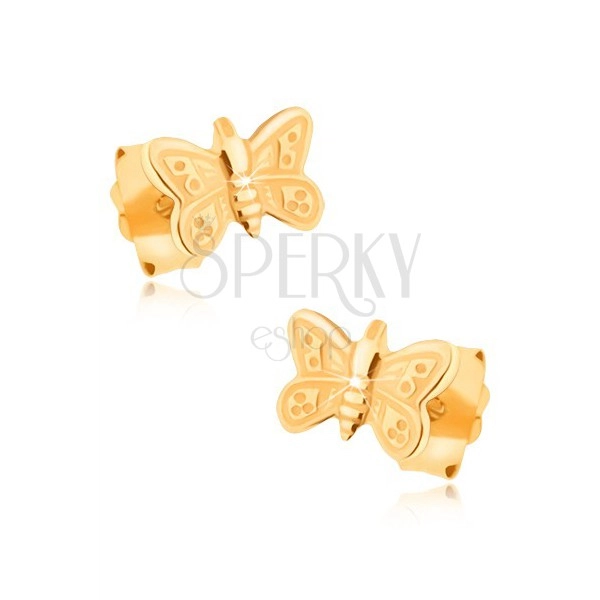 Náušnice ve žlutém 9K zlatě - blyštivý, ozdobně gravírovaný motýlek