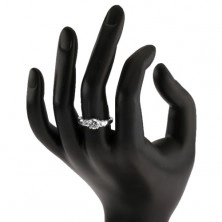 Stříbrný zásnubní prsten 925, tři kulaté čiré kamínky, rozdvojená ramena