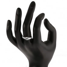 Třpytivý zásnubní prsten ze stříbra 925, tři zirkony, zdobená ramena