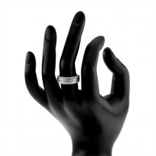 Třpytivý prsten ze stříbra 925, vyvýšený střední pás, čiré zirkony