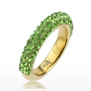 Třpytivý prsten zlaté barvy z oceli, linie světle zelených kamínků - Velikost: 57