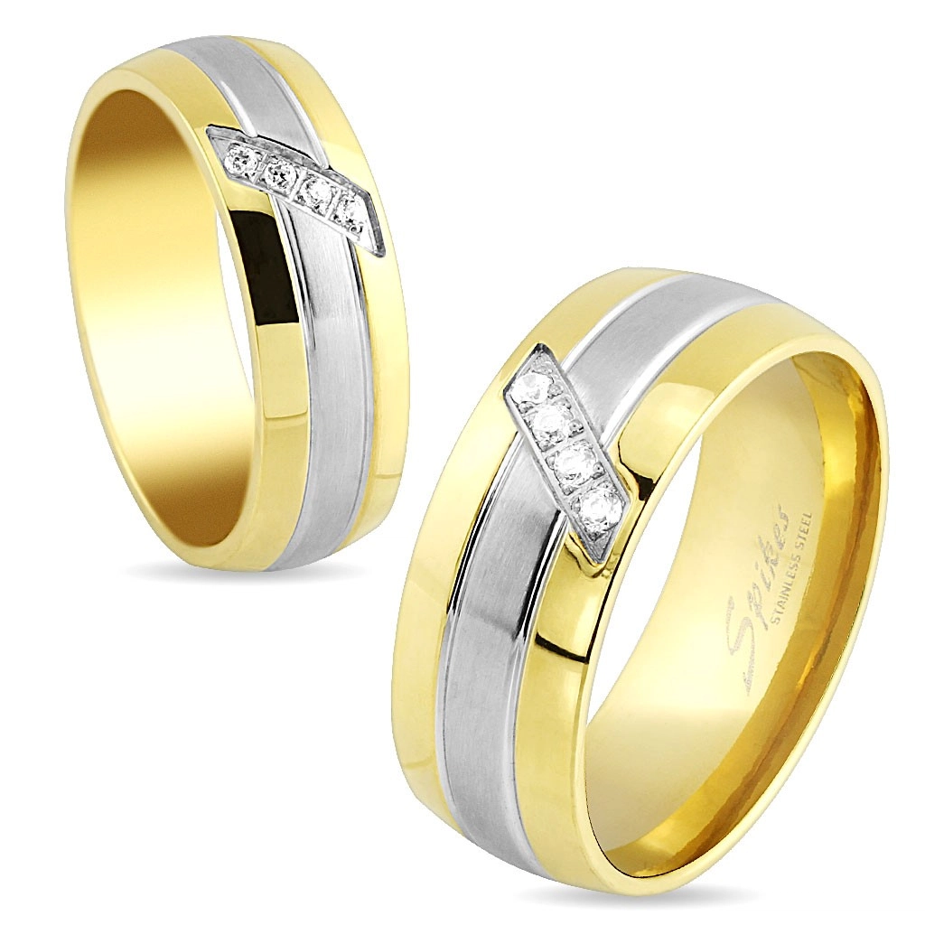 Prsten z oceli, linie zlaté a stříbrné barvy, šikmý pásek čirých zirkonů, 8 mm - Velikost: 70