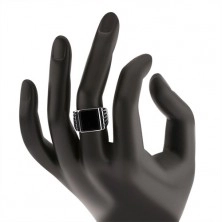 Stříbrný 925 prsten, černý obdélník a rýhy na ramenech