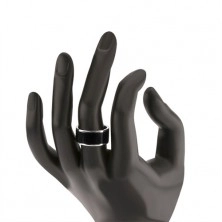Lesklý prsten ze stříbra 925, černý dekorativní pás uprostřed