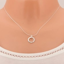 Stříbrný náhrdelník 925, obrys kruhu, čiré zirkony na jedné polovině
