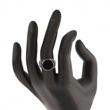 Prsten ze stříbra 925, zrcadlově lesklá ramena, černý glazovaný kruh
