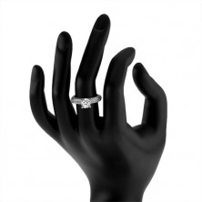 Stříbrný zásnubní prsten 925 - čirý kamínek, gravírovaná ramena se zirkony