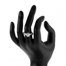 Zásnubní prsten, zdobená ramena, kulatý čirý zirkon, výřezy, stříbro 925