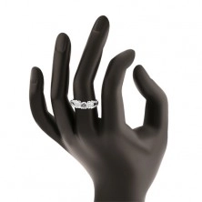 Stříbrný prsten 925, čiré kamínky, rozdvojená převázaná ramena, boční zdobení