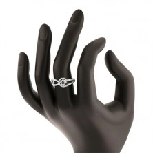 Stříbrný prsten 925, zdobená zaoblená ramena, kulatý čirý zirkon, vroubkování