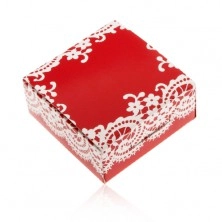Papírová krabička červené barvy na prsten a náušnice, bílý krajkový vzor