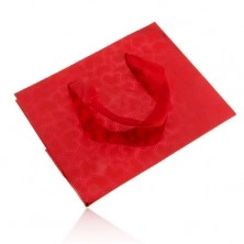 Červená taška na dárek, matná srdíčka na lesklém podkladu, červené stužky