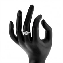 Stříbrný prsten 925, vystupující zirkon čiré barvy, zdobená ramena