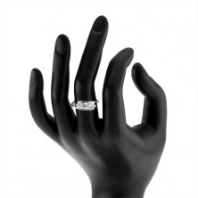 Stříbrný prsten 925, čiré zirkony uchycené mezi konci ramen