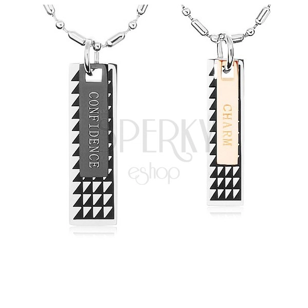 Dva ocelové náhrdelníky, známky s černými trojúhelníky a nápisy