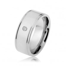 Ocelový prsten stříbrné barvy, zrcadlový lesk, čirý zirkon, zářezy u okrajů