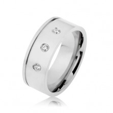 Lesklý ocelový prsten stříbrné barvy, čiré zirkony, vodorovný zářez